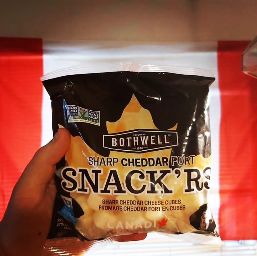 Here's what Jason from Edmonton had to say about Bothwell SNACK'RS: "Hands down the best cheese to snack on. 5/5." He takes a pretty clever picture too 🇨🇦. #buycanadian #madeincanada