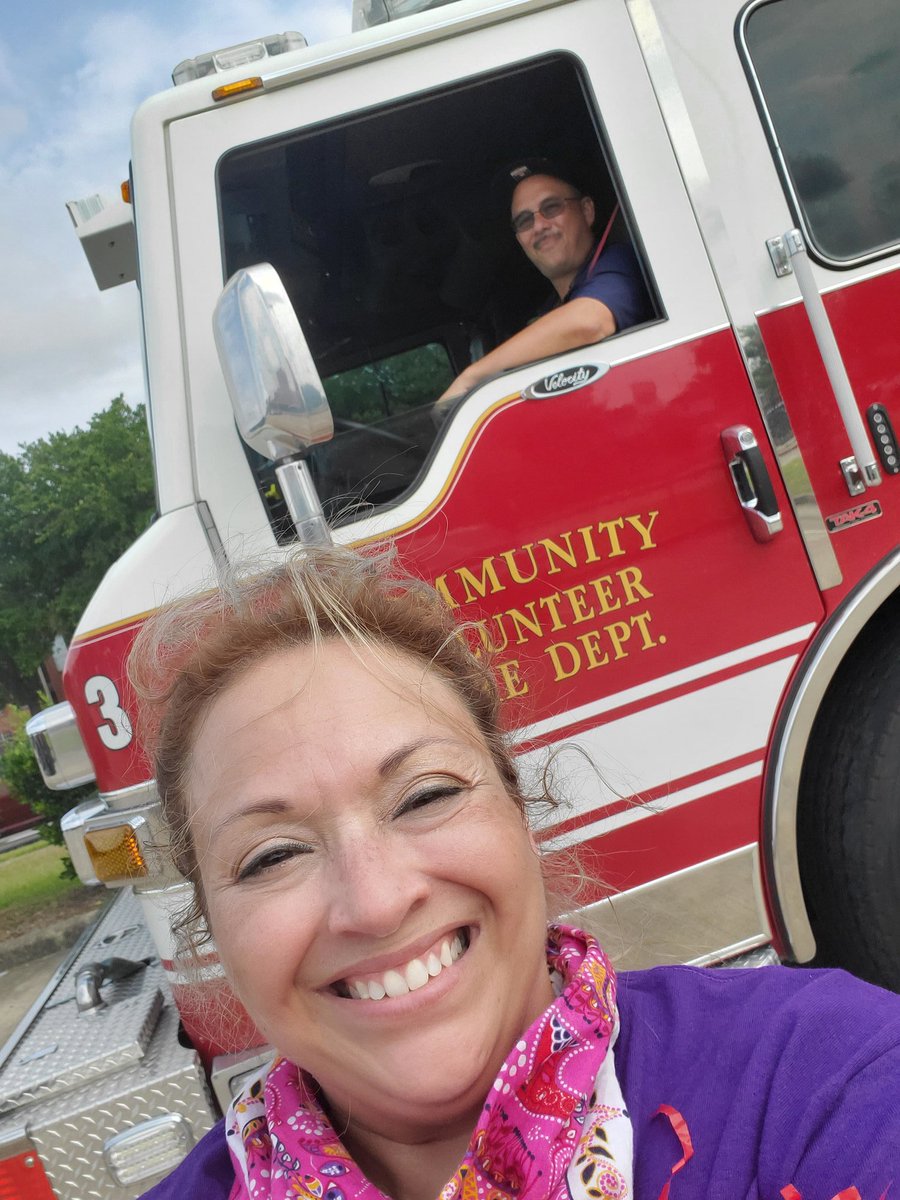 CounselingHMQ's tweet photo. Thank you @CommunityVFD for supporting our @HolmquistES 4th grade Transition parade! WE will miss you all! @kimtoneyHMQ @MsRisher13 #noplacelikeholmquist #wezoomedthrough4th https://t.co/WJxOfh9ynq