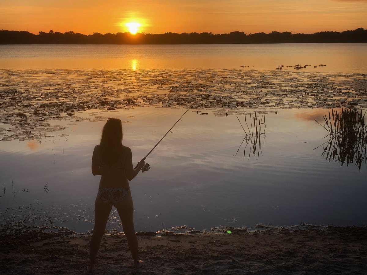 Sunset fishing! #thischickcanfish #bikinifishing #bassfishing #lews #fishinglife