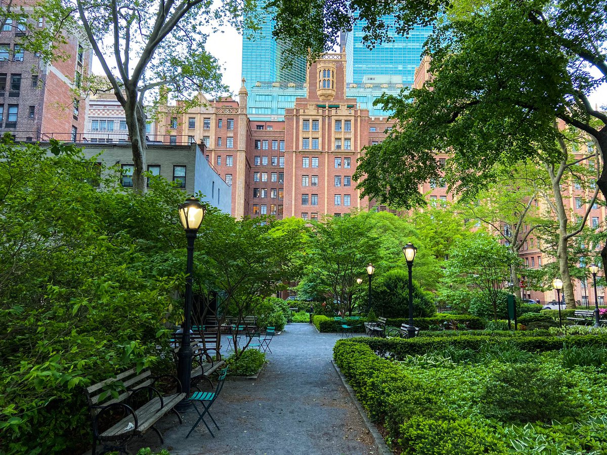 ニューヨークお散歩通信 Pa Twitter 今日のnyは晴れましたが 肌寒い一日でした 写真はtudor City Greensです 1926年に世界初の高層集合住宅地として開発が始まったtudor Cityの敷地内にあります 小さな公園ですが いつも手入れ が行き届いており 花や緑が溢れる