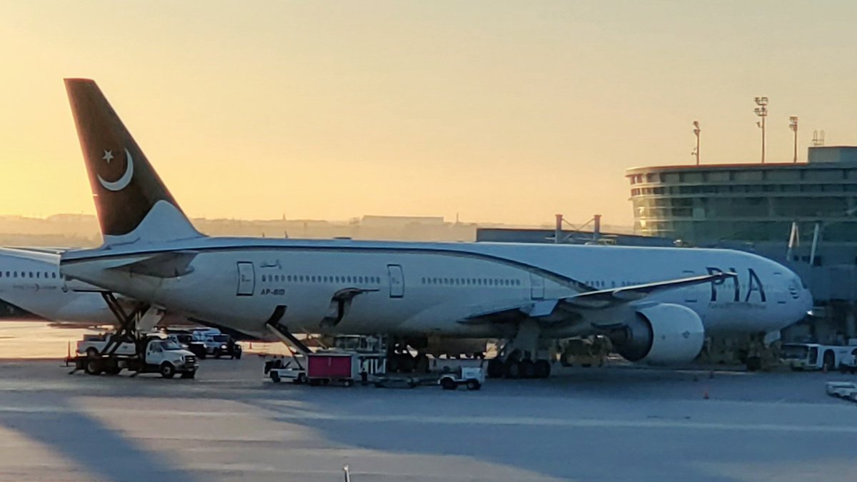 veryboeing's tweet photo. Pakistan Airlines #B777 -340(ER) #APBID CYYZ https://t.co/PcoacQ3SQD