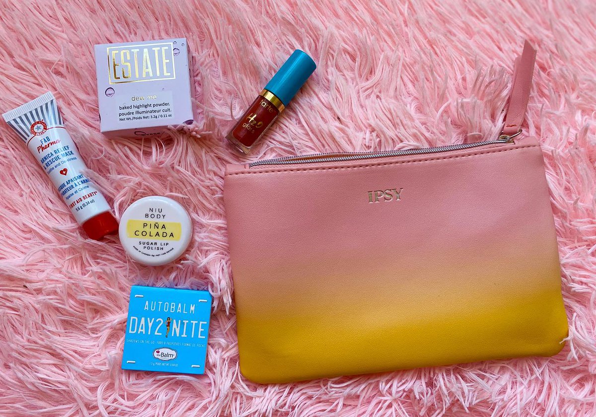 IPSY's tweet photo. We’re not going to say @indi_incredible’s sunnies and glossy pink lip are inspired by her May Glam Bag—but we’re not going to say they’re not. @firstaidbeauty @tartecosmetics @estatemakeup @theBalm || #IPSY #IPSYGetThatGlow https://t.co/08E86YoOFR