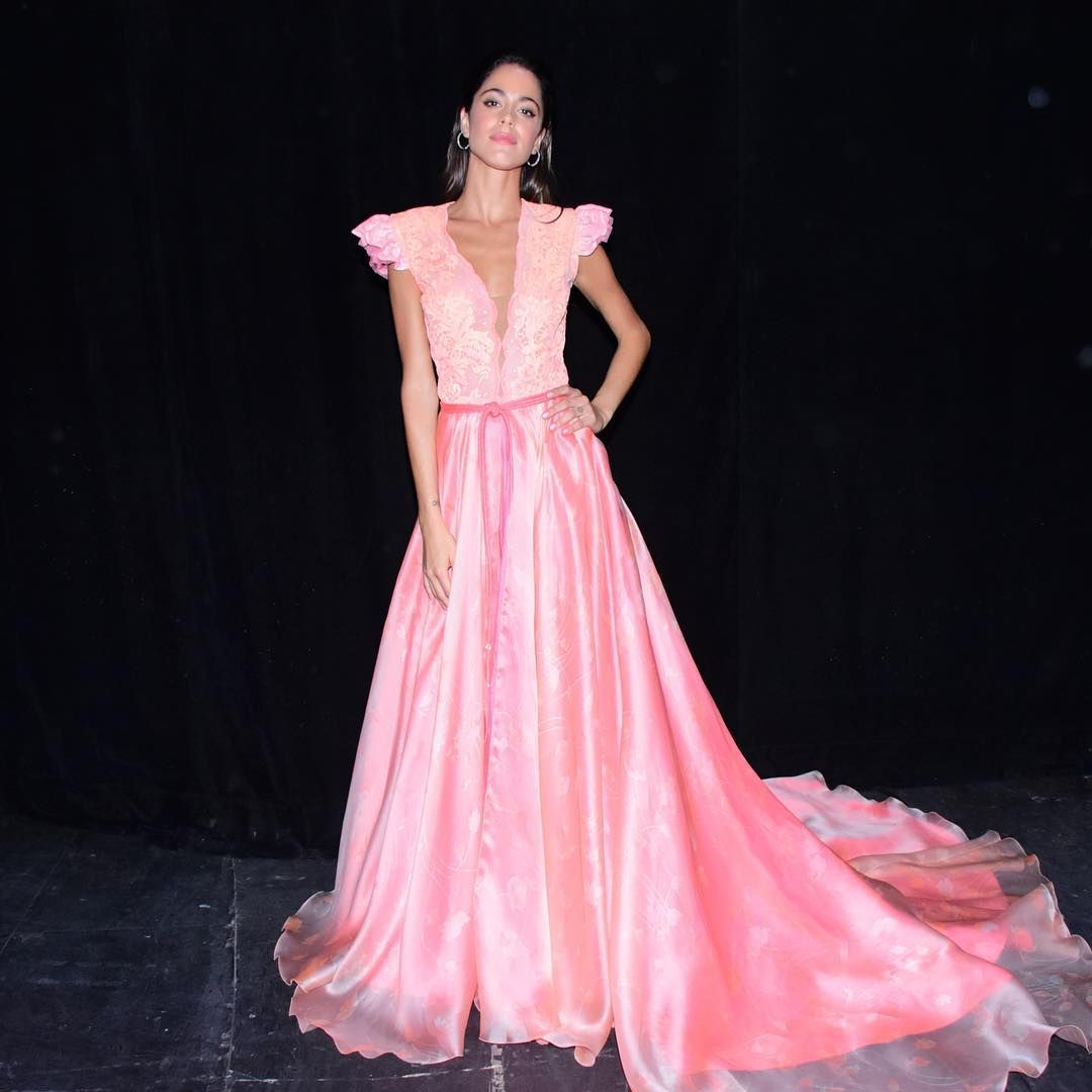 tinithread's tweet photo. -Tini Stoessel as Pascal; abro hilo. https://t.co/8aB8llH2Ph