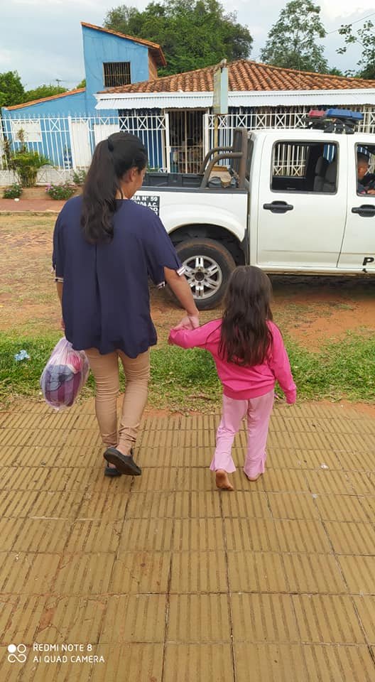 alexlamasg's tweet photo. HILO | Anécdotas:
Ayer vino una señora llorando hasta mi casa y me pidió auxilio porque su esposo le pegó. Le llame a la policía y le envié a ella. Vinieron los policías y le llevaron a ella de vuelta a su casa. https://t.co/E9XtZsQcRh