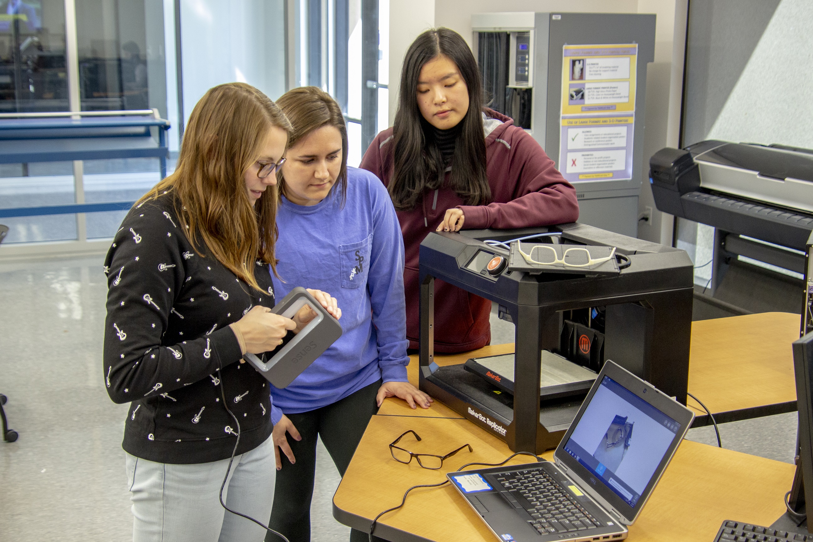 LSU students use a 3-D printer