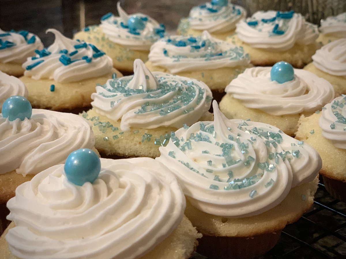Dr_DoNoHarm's tweet photo. Where’s the #OutlanderBakeOff when I need it?😂 Columbia Univeristy colored cupcakes. I’m no B. Smith but I manage...The celebration continues #ClassOfQuarantwenty. Forget the Freshman 15, and not doing very well avoiding #TheCovid19 (#MPC to the reacue😆) https://t.co/TRPSNPaVJ9