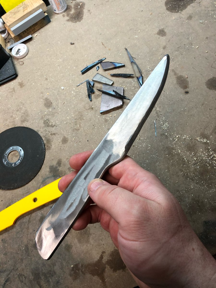Here’s the profiled blade after a bit of grinding! Not sure how to evaluate it, but I think it’s decent for a first try without, I assume, the “proper” tools.I tested it in a cardboard box despite it not actually being properly sharpened (or hardened) and... it will cut!