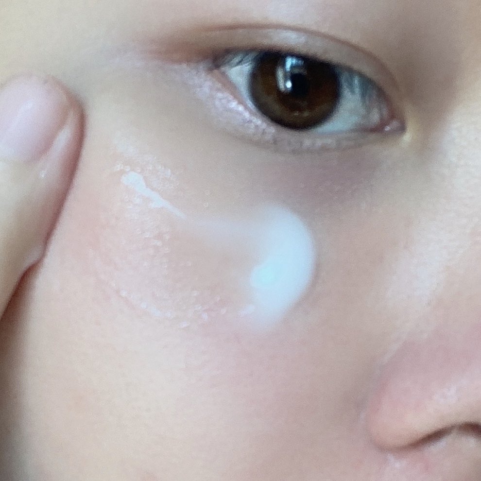 looookmai's tweet photo. เซรั่มตัวนี้ดี! #PhDHYA Sensitive White เป็นสูตรที่พัฒนามาเพื่อผิวหมองคล้ำ/บอบบาง/แพ้ง่ายโดยเฉพาะ มี Hyaluron ช่วยเก็บความชุ่มชื้นให้ผิว ชอบเนื้อสัมผัสมากกก เหมือนทาแล้วละลายไปกับผิวเลยสบายหน้าสุด ไม่มีพาราเบน/แอลกอฮอล์ ดีต่อผิวจริงๆ พิกัด 7-11 eXta 99฿ #ของดีบอกต่อ #ใช้ดีบอกต่อ https://t.co/MzLJdzhrR6