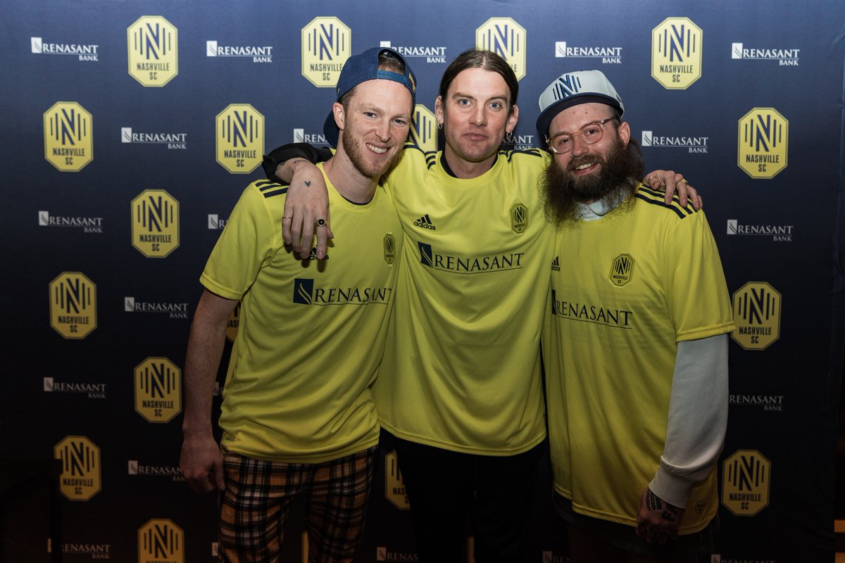 NashvilleSC's tweet photo. It's #FlyKitFriday, and if you're looking for some Nashville SC style advice, look no further than @judahandthelion.
Are your repping the Boys in Gold today? Let's see it. πΈ
#EveryoneNside https://t.co/KbZXwfxmr9