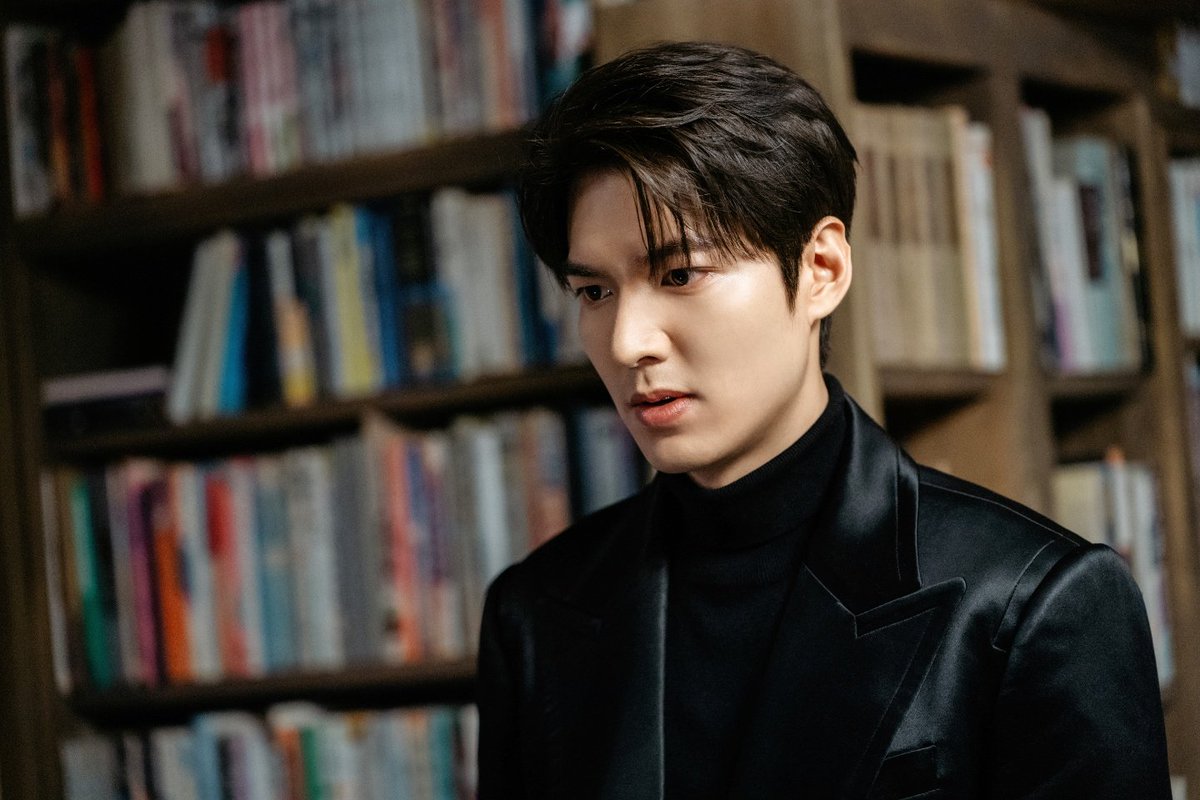ActorLeeMinHo's tweet photo. 드디어 역적 잔당들의 흔적 발견!
오늘부터 몰살 초읽기 들어갑니다🔥
#이곤 의 복수가 제대로 터지기 시작하는 11회, 오늘도 잊지 말고 본방사수하세요!
⠀
SBS드라마 #더킹영원의군주
📺매주 [금토] 밤 10시 방송!
⠀
#이민호 #TheKing #TheKingEternalMonarch #sbs #Netflix #leeminho https://t.co/tr5RyY3tfX