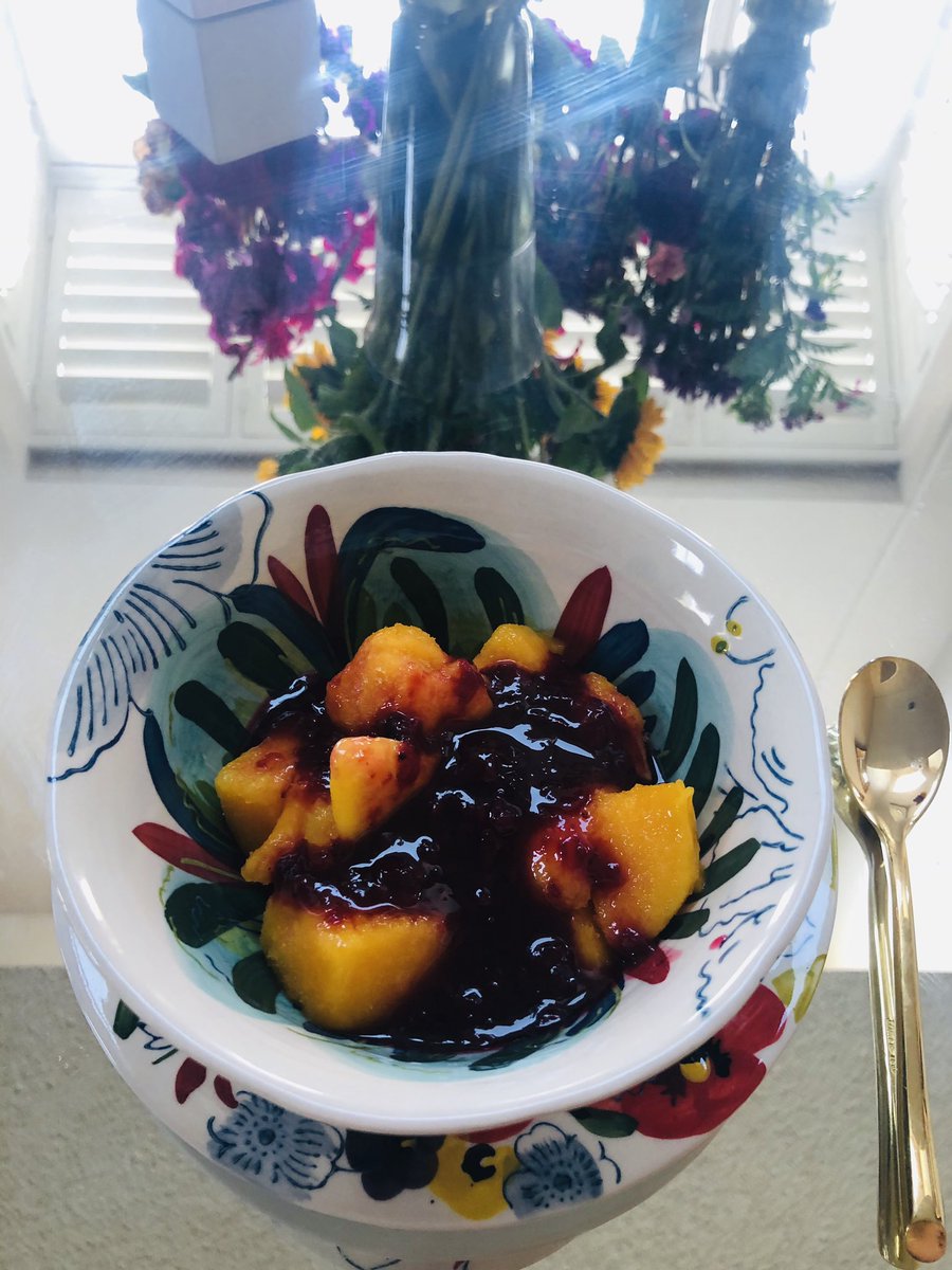 jennygalon's tweet photo. Mango w/ home made fresh berry jam 😋 w/ love flowers 💐🌹🌺🌸 #alwaysblessed #yummy #yummyhomemade #flowerbeauty #alwaysfeelloved #GodIsGood #thoughtful https://t.co/2vRUObMVM2