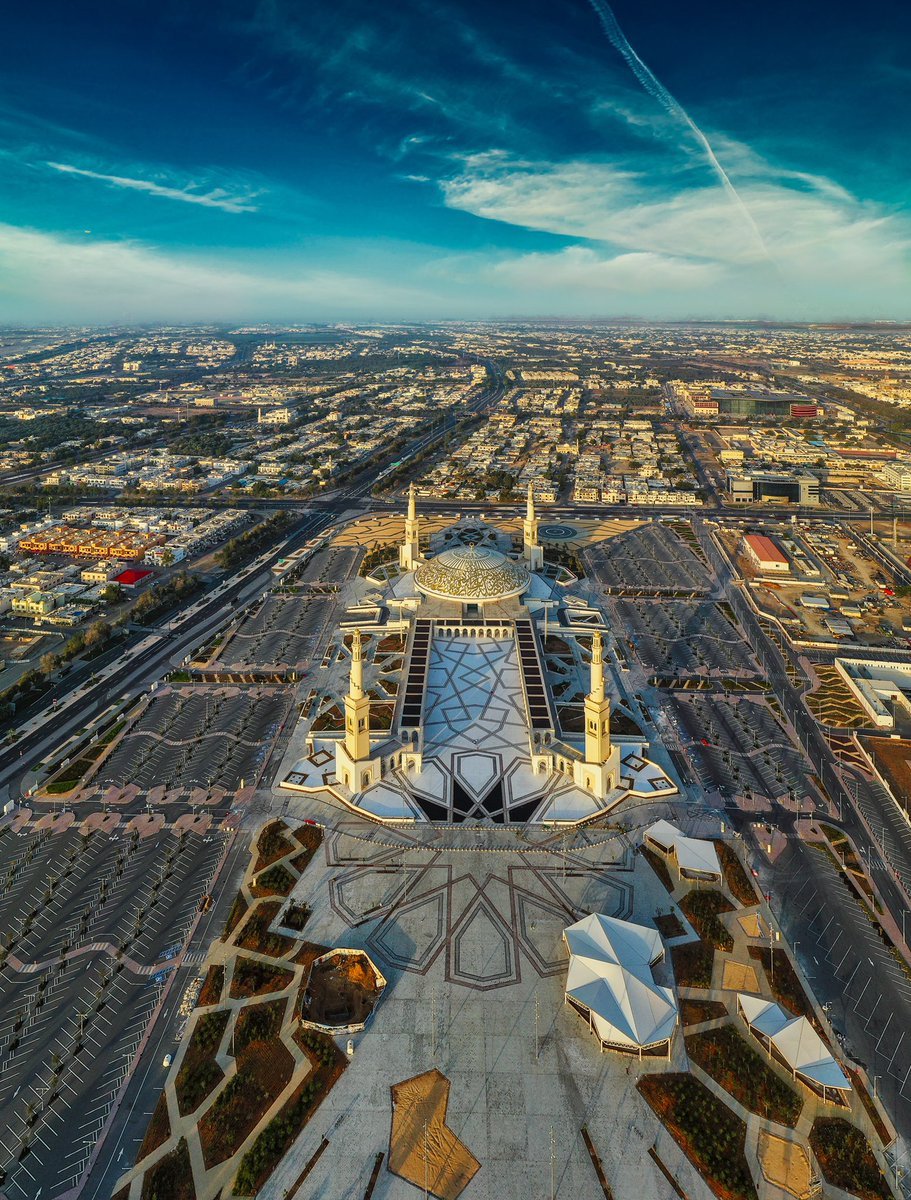 Fnnnart's tweet photo. مسجد الشيح خليفة بن زايد الدرة المعمارية في مدينة العين  - #الامارات - حيث يتميز بتصميم قبته والتي تعد مغايرة للشكل التقليدي لقباب المساجد من ناحية التفصيل والمعالجة حيث اعتمدت في تشكيلها على لوحات قرآنية متداخلة نسجت من خط الثلث العرب�� بحروف بارزة تظهر رونق الخط العربي وجمالياته https://t.co/QE49RZz6eu