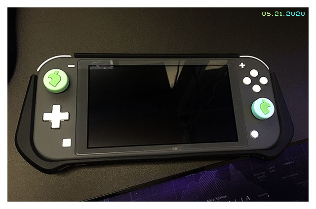 MrGeraldLee's tweet photo. I hooped out my switch lite w/some much needed thumb grips...subtle but satisfying. 🍐🍊🍎🍑🍒🥥 https://t.co/aOWJQLGIKT