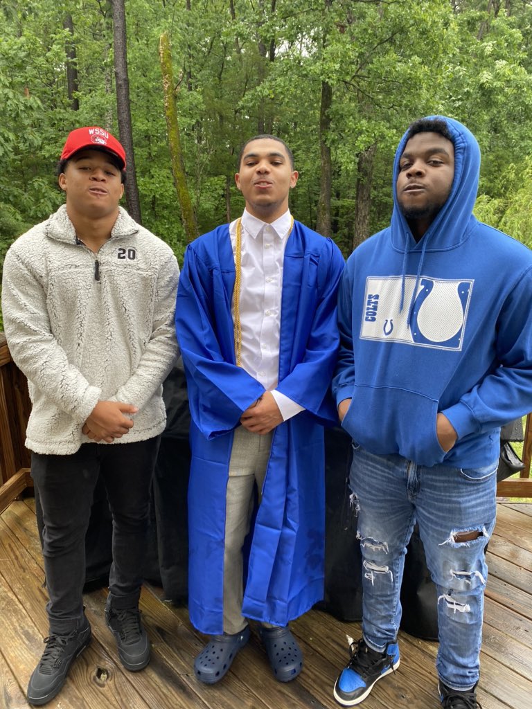 bnell_'s tweet photo. and shoutout my gang members that came through after they graduation😂😂 @ITSBIGFREDD @_DrewHayes https://t.co/oTLMnhXmsx