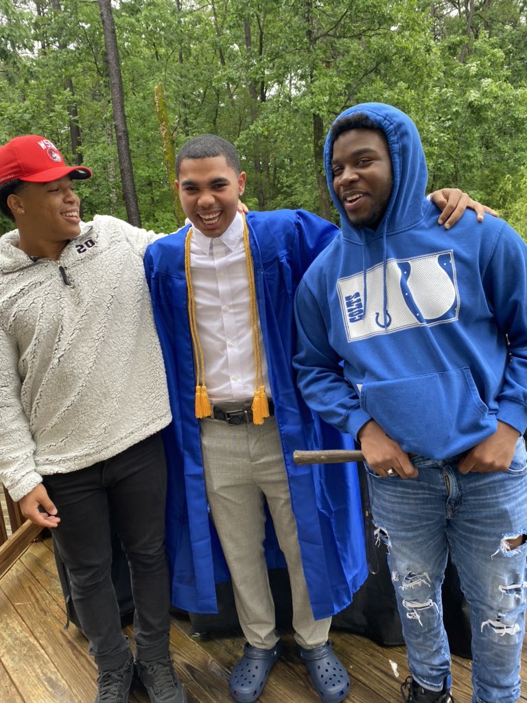 bnell_'s tweet photo. and shoutout my gang members that came through after they graduation😂😂 @ITSBIGFREDD @_DrewHayes https://t.co/oTLMnhXmsx
