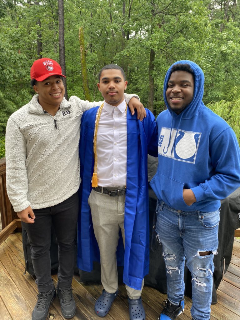 bnell_'s tweet photo. and shoutout my gang members that came through after they graduation😂😂 @ITSBIGFREDD @_DrewHayes https://t.co/oTLMnhXmsx