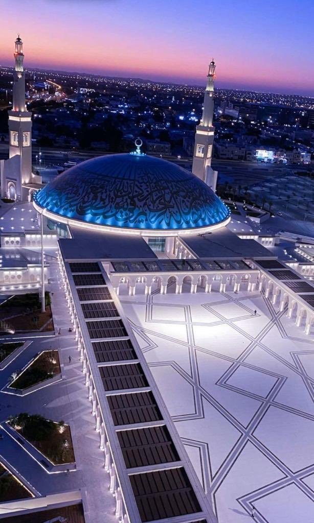Fnnnart's tweet photo. مسجد الشيح خليفة بن زايد الدرة المعمارية في مدينة العين  - #الامارات - حيث يتميز بتصميم قبته والتي تعد مغايرة للشكل التقليدي لقباب المساجد من ناحية التفصيل والمعالجة حيث اعتمدت في تشكيلها على لوحات قرآنية متداخلة نسجت من خط الثلث العرب�� بحروف بارزة تظهر رونق الخط العربي وجمالياته https://t.co/QE49RZz6eu