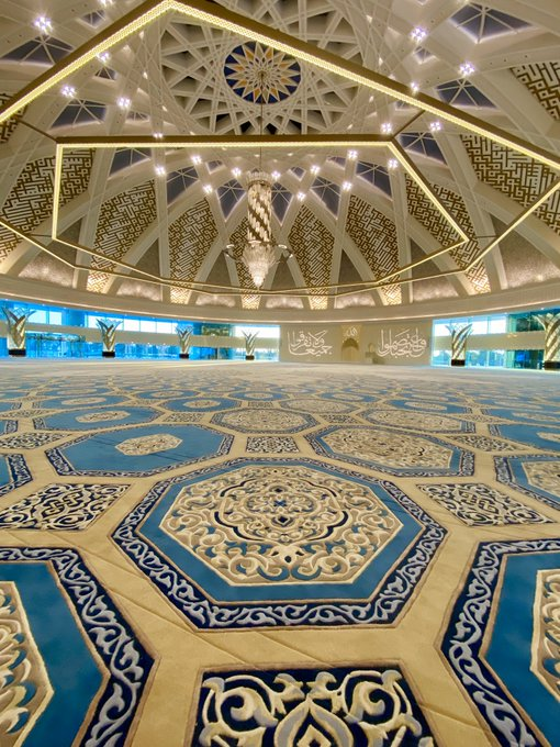 Fnnnart's tweet photo. مسجد الشيح خليفة بن زايد الدرة المعمارية في مدينة العين  - #الامارات - حيث يتميز بتصميم قبته والتي تعد مغايرة للشكل التقليدي لقباب المساجد من ناحية التفصيل والمعالجة حيث اعتمدت في تشكيلها على لوحات قرآنية متداخلة نسجت من خط الثلث العرب�� بحروف بارزة تظهر رونق الخط العربي وجمالياته https://t.co/QE49RZz6eu