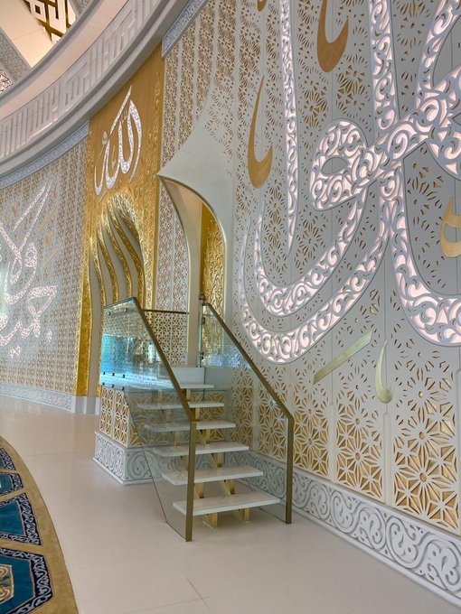 Fnnnart's tweet photo. مسجد الشيح خليفة بن زايد الدرة المعمارية في مدينة العين  - #الامارات - حيث يتميز بتصميم قبته والتي تعد مغايرة للشكل التقليدي لقباب المساجد من ناحية التفصيل والمعالجة حيث اعتمدت في تشكيلها على لوحات قرآنية متداخلة نسجت من خط الثلث العرب�� بحروف بارزة تظهر رونق الخط العربي وجمالياته https://t.co/QE49RZz6eu