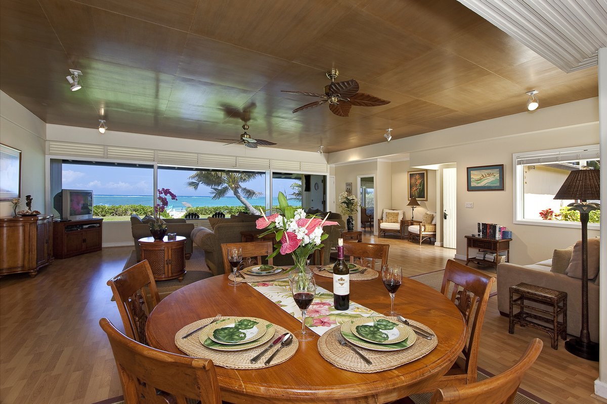 TrinityHawaii's tweet photo. This charming Hawaiian style Beachfront home offers breathtaking views of Lanikai Beach, turquoise water and the Mokulua Islands!

Explore our website for more Property details and photos 
https://t.co/UI5QETdbva https://t.co/mkfa4SEsDn