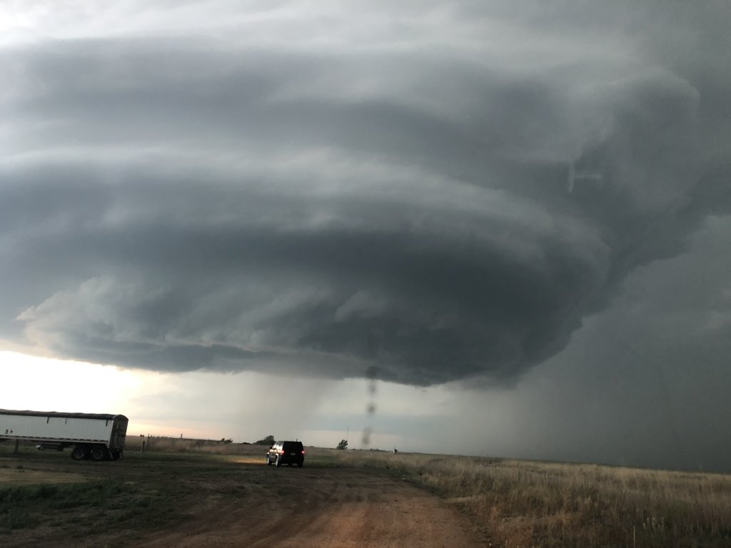 StormWarriorsTV's tweet photo. Near Santanta, KS 8:33pm #kswx @NWSDodgeCity https://t.co/AyS9nKijuy
