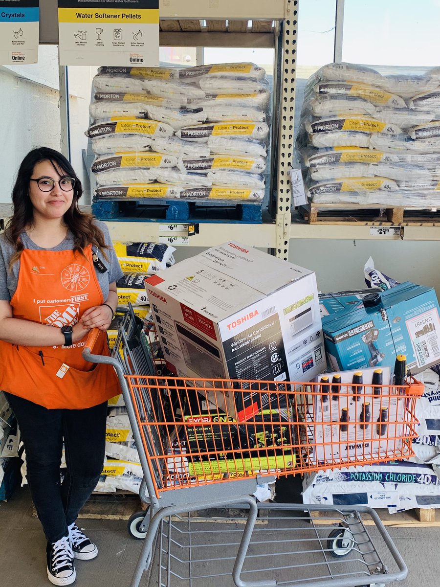 Alfredo90591446's tweet photo. Aide in hardware providing great customer service and preventing shrink. #BigD #8426Strong https://t.co/QluqcFR819