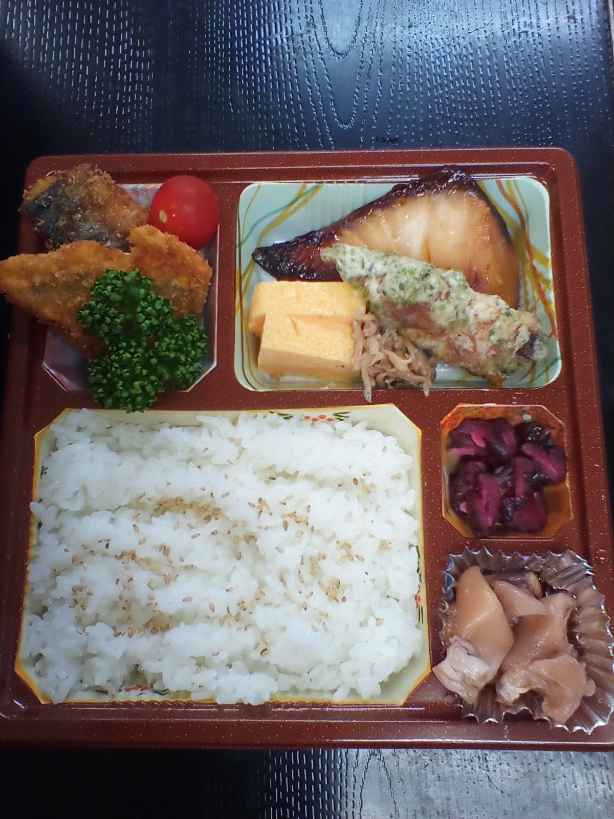 めしや大磯港 こんにちわ めしや大磯港です テイクアウト 日替わり弁当 800円 お刺身盛り合わせ 1500円 承っております お写真御覧ください 本日の日替わり弁当 の中身は ヒラマサ味噌漬け焼き 地魚フライ 卵焼き アオリイカゲソ甘辛煮 魚卵