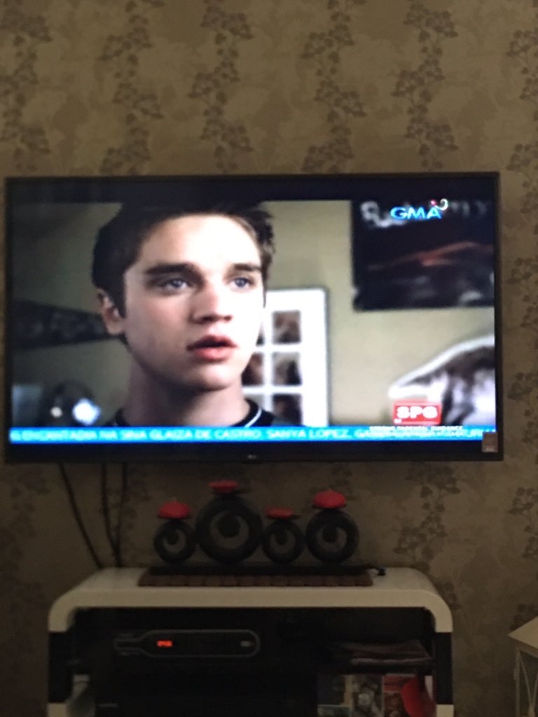 queencavan's tweet photo. Watching Tagalized #FinalDestination  @DevonESawa https://t.co/r6zEKDZQ8f