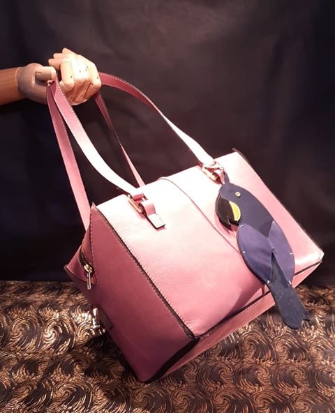 GaoliPieles's tweet photo. Este bolso es perfecto para esta temporada ¿ Ya tienes la tuya .
Por ahora solo venta en linea
#bolsos #bolsodemano #ventaonline #shopoline #Gaoli #SoyGaoli #Pieles #fashionstyle #exclusivo #onlineshop #pieles #rosa #pink #hechoenmexico #AmanteDelBuenVestir #bag #ConsumeLocal https://t.co/ltOjztbaOJ