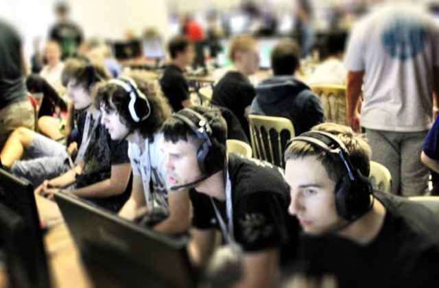 Benhimovic's tweet photo. Back at #i49 for #Halo4 came 6th in EU! good memories here! With the infamous @zPinchy with @ShaunThePenguin @CyborgINinja I would tag Chalkie in there but dunno if he has Twitter 🤷‍♂️. https://t.co/c5QtAbiC2N