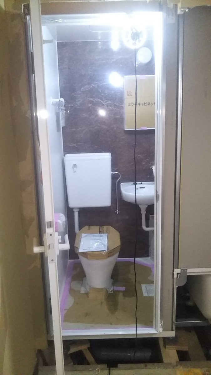 株式会社小田川トーヨー住器 マドリエ羽田 ユニットバスの施工をしました トイレ洗面付きの３点式ユニットバス1116サイズです アクセントパネルをテオブロストーンに 水栓もクロマーレのサーモ水栓に変更 ミラーはキャビネット付きにしました