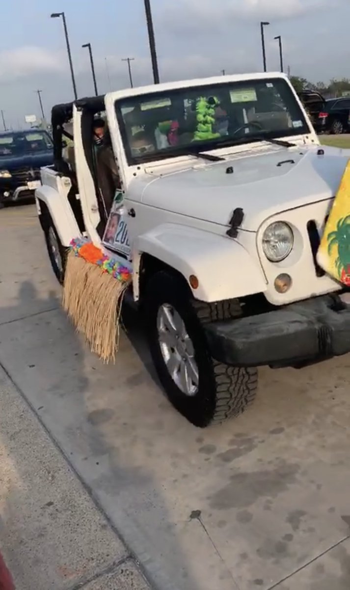 Sending off our 5th graders with an Aloha parade. May they dream big and shine bright in middle school and beyond. <a href="/LeeMeans8/">LeeMeansElementary FineArtsAcademy</a> <a href="/thepinkhallpass/">Jessica Araiza</a> <a href="/HarlingenCISD/">HCISD</a> #hcisdstories