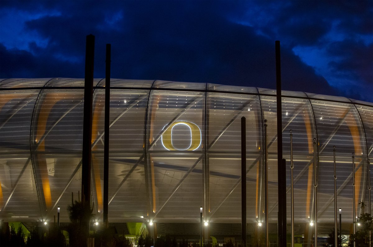 APNELSONPHOTOS's tweet photo. Hayward Field lights got tested at the new @OregonTF venue. The @registerguard has covered track & field on that ground for decades and we can't wait to get back at it. Olympic Trials, @usatf @WorldAthletics @NCAATrackField & more. #haywardfield #GoDucks
https://t.co/TMZqqwm3HW https://t.co/lB3u41YHKb