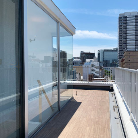 物件マニア 天空へ続く階段 ルーバル付きデザイナーズ 透き通るようなデザインのお部屋に 爽やかな光が差し込む ルーフバルコニー T Co 6jq5tcmlc6 賃貸 大阪 大阪市北区 大阪城北詰 デザイナーズ ルーフバルコニー 二人暮らし おしゃれ