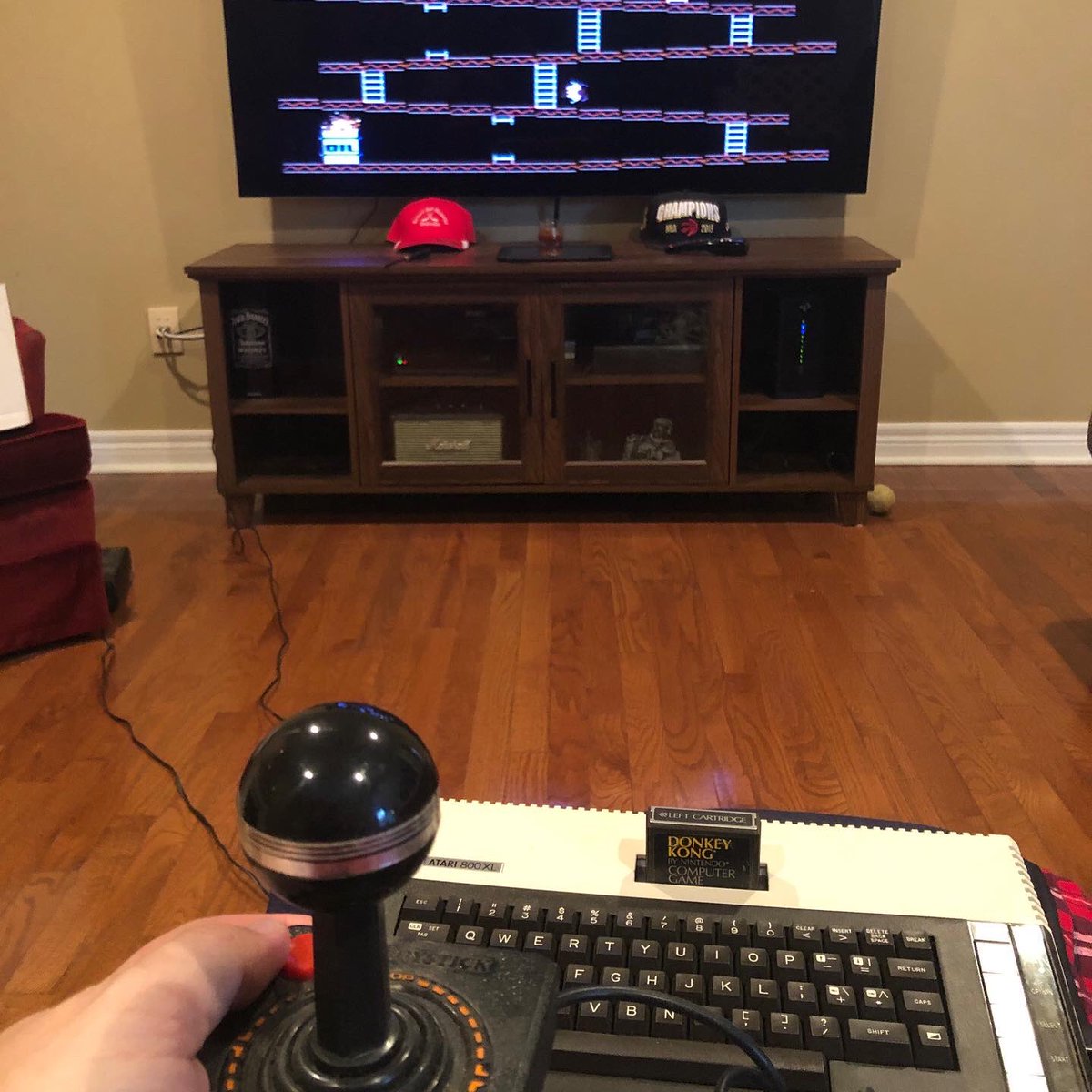 MegaMetalDan's tweet photo. #throwbackthursday #tbt #retro #gaming #night #retrogamingnight #retrogaming #atari #atari800xl #donkeykong #moonpatrol  #joystick https://t.co/b6BMbA2OH1