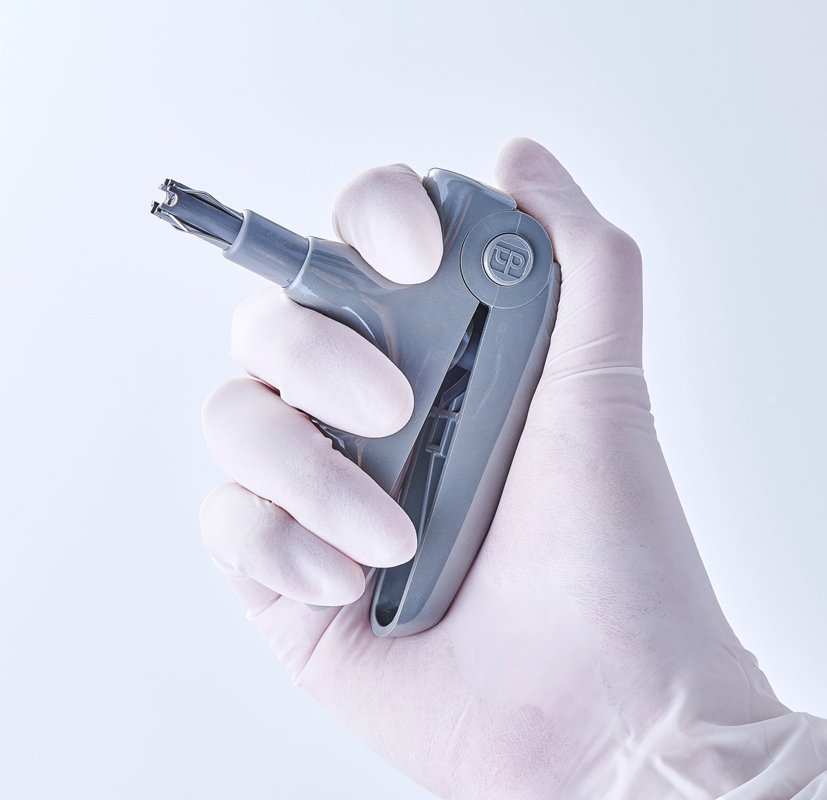 TPOJOFFICIAL's tweet photo. 【ストレートシューター紹介】
TPが誇る結紮の歴史を変えた逸品です。
動作は簡単。先端にゴムを装着して、軽く握ります。するとゴムが広がってくるのでブラケットが囲えるほどの大きさでキープします。あとは思いっきり握るだけ。
入社したスタッフも5分ほどですぐ結紮出来るようになる優れものです。 https://t.co/OHfxr8CdqD