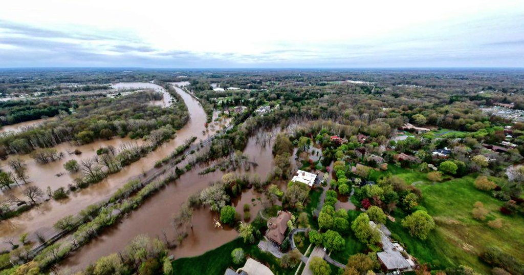 Goodable's tweet photo. This week, a dam burst in Michigan, threatening tens of thousands of lives.

Every news network covered it.

What they didn't show:

Within twelve hours, emergency workers successfully evacuated 11,000+ people without out a single casualty.

(📸 @CityofMidlandMI) https://t.co/EAbvZK1vP3