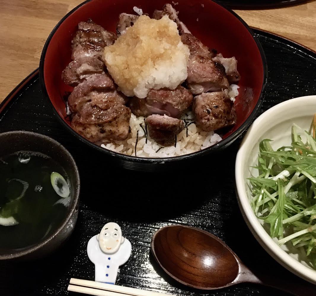 久住昌之 吉祥寺の焼き鳥屋 てら が再開して ランチ営業を始めたというので 行ってきた 豚ハラミ丼 炭火焼なので 肉が香ばしくて うまい たっぷりの大根おろしと刻み海苔も効いてる そしてご飯もすんごくおいしい 久しぶりに肉をがっつり食べた 久住昌之 吉祥寺の焼き鳥屋 てら が再開して ランチ営業を始めたというので 行ってきた 豚ハラミ丼 炭火焼なので 肉が香ばしくて うまい たっぷりの大根おろしと刻み海苔も効いてる そしてご飯もすんごくおいしい 久しぶりに肉をがっつり食べた