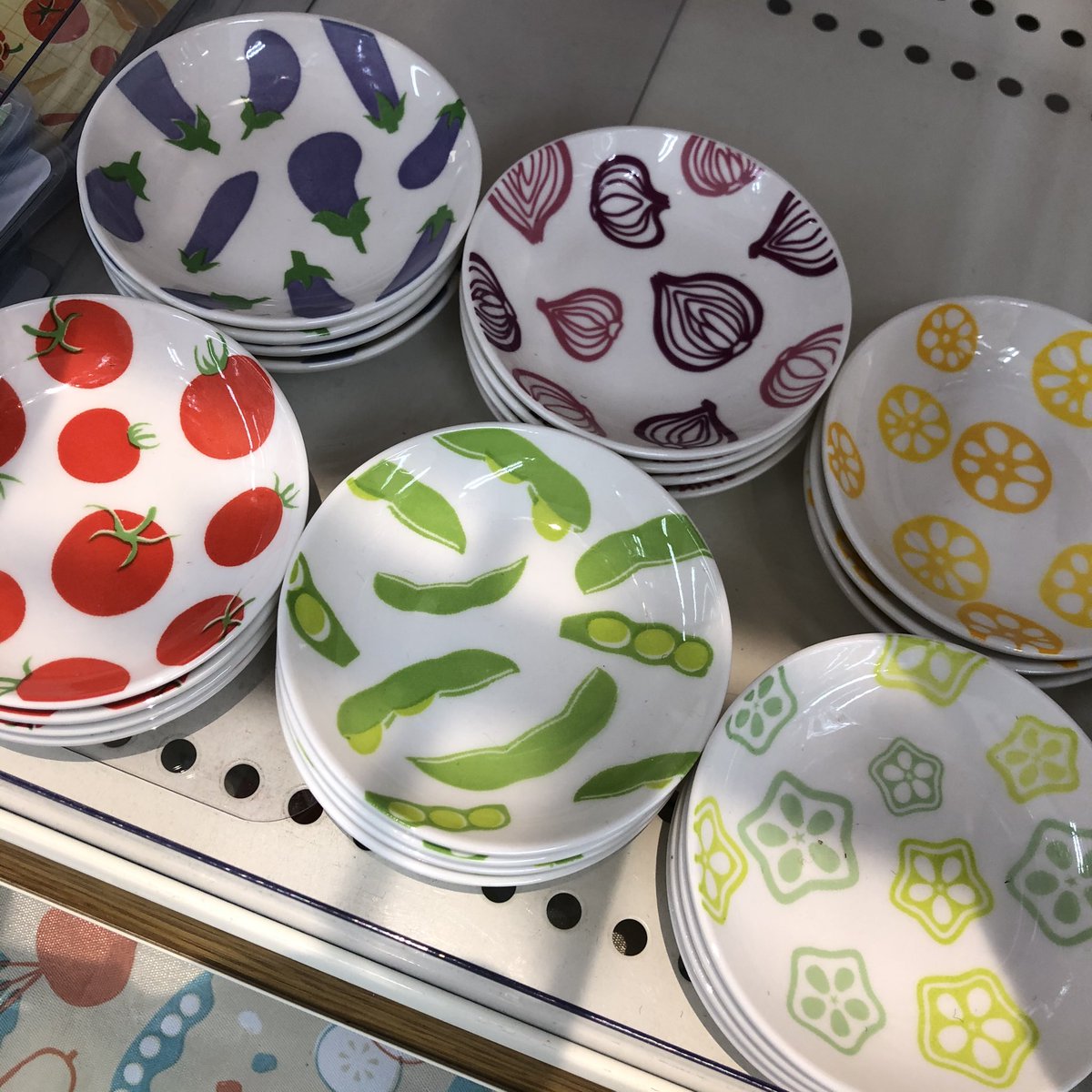 こぽ 1y Sur Twitter キャンドゥの新商品の野菜シリーズやば なんか 可愛いだけじゃなくて普通だと微妙な 失礼 野菜を所々にチョイスしてくれてる 豆皿とか可愛いの極み てことで散財します