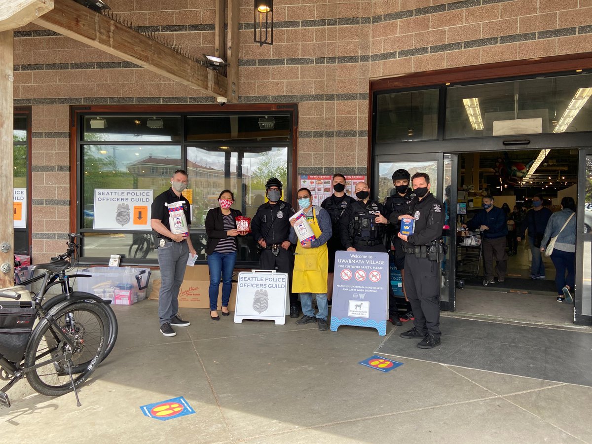 realmikesolan's tweet photo. Thank you @Uwajimaya for participating in #FoodBankFriday. What an awesome #Seattle independent grocer. Their employees are fantastic people who are committed to supporting our #community. Today we collected, tomorrow we donate! #StandingWithSeattle. https://t.co/6fiCj2ags6