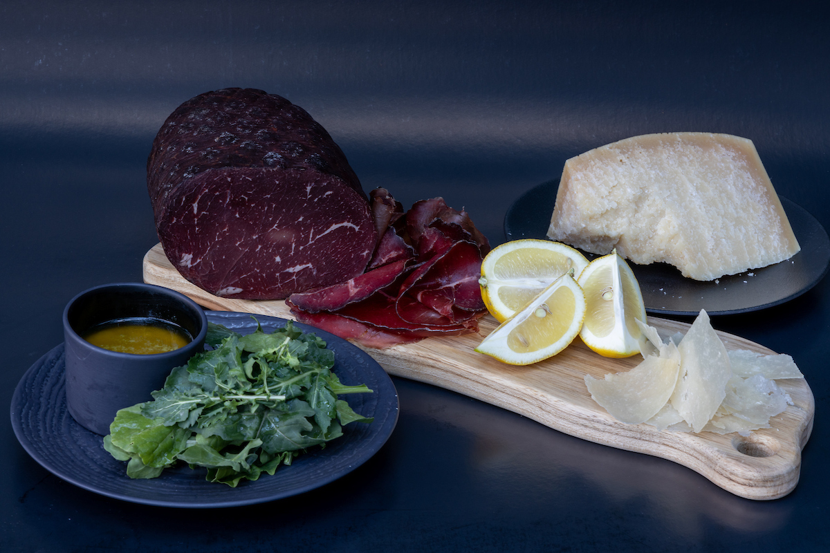 AlfredodiRomaMX's tweet photo. Suave ternera en cortes finos acompañados de Rucola e Parmigiano. Nuestra Bresaola será un buen punto de inicio para entrar nuevamente a nuestros sabores italianos. #ProntoContigo #EnCasa https://t.co/g4hv5ez4O1