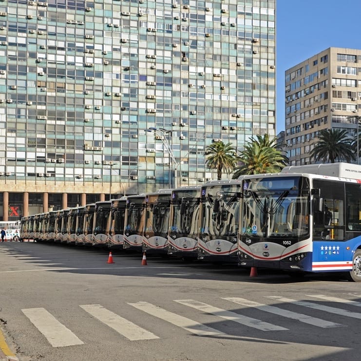 UruguayByd's tweet photo. ¡BYD sigue liderando la electromovilidad en Latinoamérica!
BYD entregó 20 buses 100% eléctricos de 12m a CUTCSA, el operador de transporte público urbano más grande de Uruguay. El presidente Dr. Luis Lacalle Pou participó en la ceremonia. Más info:https://t.co/WLqY8SF57g https://t.co/4cXzNPYpHB