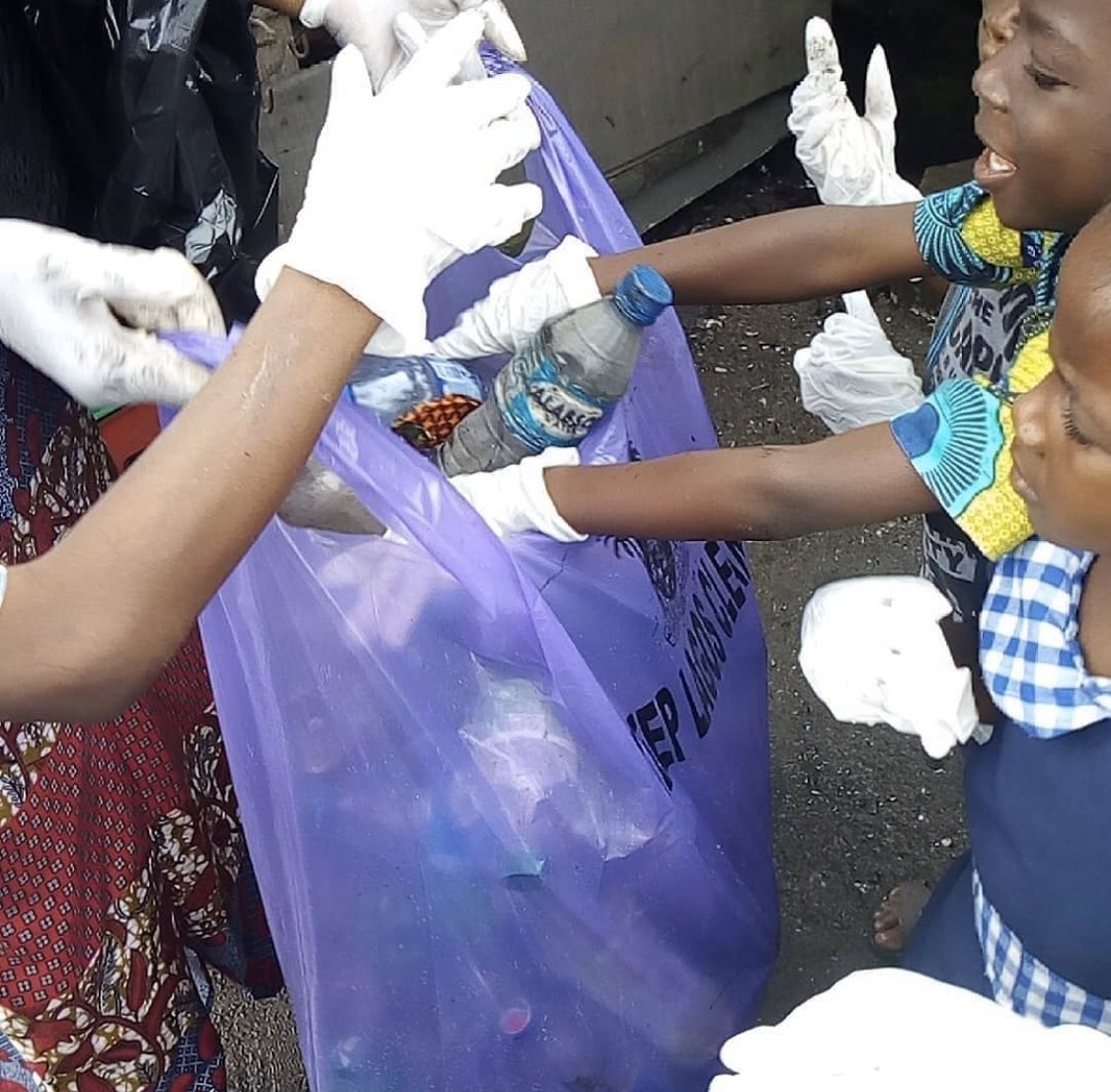 ivlpalexgreat's tweet photo. 2.) #Recyclespay Double Offer.

Uncle tell aunty, Mama tell papa, Pikin nko make una tell your papa and mama, School go resume soon ooo. And school owners no go smile when e reach to pay school fees.

For more information/partnership/support: call  08089086554 or 08021349281 https://t.co/dgJVk0GPYb