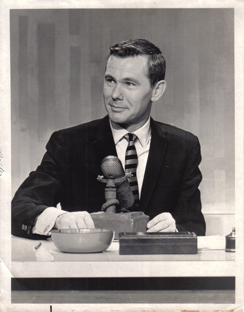 dvesean's tweet photo. 50 million tuned in to their local NBC TV station May 22nd 1992 to watch the Last Ever Tonight Show Starring Johnny Carson. It was a 30 yr run, beginning in 1962. Johnny's studio audience that night was friends/family/and NBC Tonight Show employees. The End Of An Era. https://t.co/UMOBLXpRsr