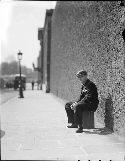 Here's a lovely shot by Roger Parry, taken on the set of Jean Boyer's 1936 film Un mauvais garçon