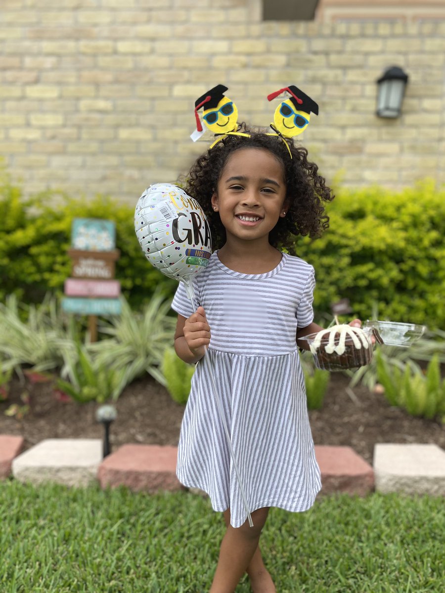 bravo_yamiles's tweet photo. Thank you Mrs. Sorry for this sweet surprise 🧁🎓💗 #jumpstartgrad https://t.co/uWtG00cKoo