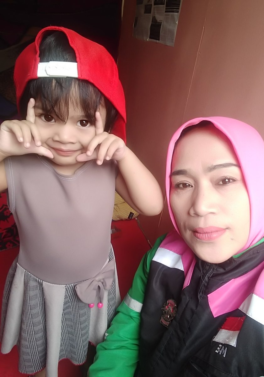 MebicaW's tweet photo. Demi dia aku rela kehujanan kepanasan.. Asalkan kau bahagia hehe. Onbid cus. https://t.co/8pKEh5bWpj