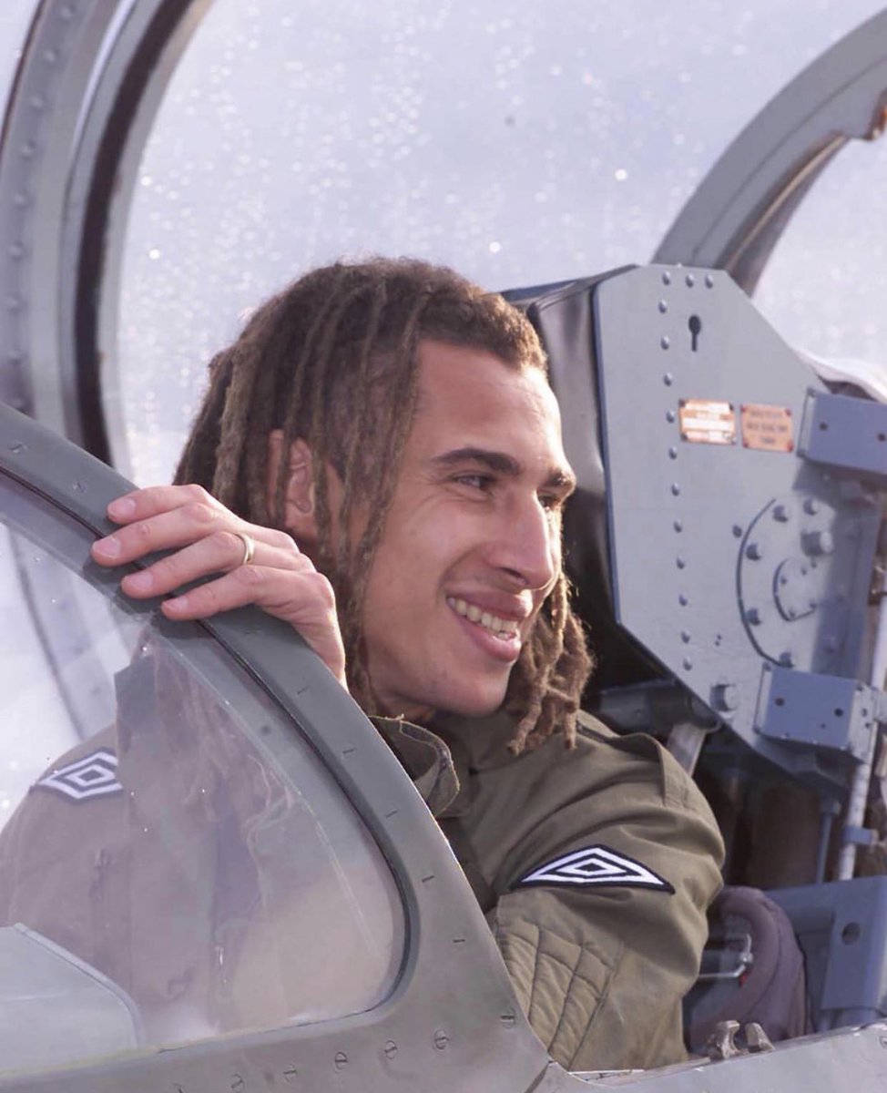 Here’s Henrik Larsson climbing into a fighter jet, wearing an @umbro jumpsuit. Via @lucasshanks and the brilliant 10sfc.com. Have a wonderful Friday.