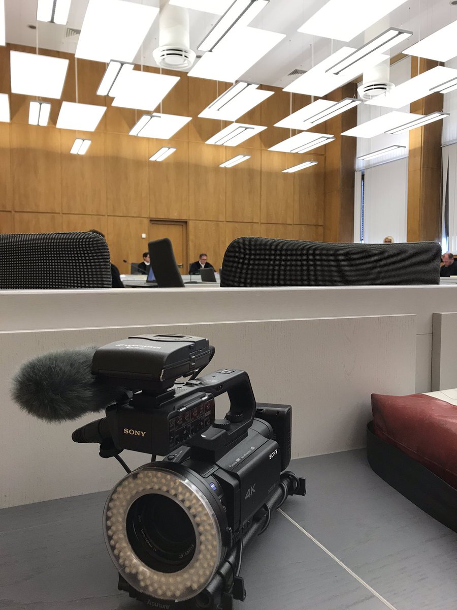 #Auftaktprozess im #Landgericht #Essen: Der Angeklagte soll nach einem #Streit das Opfer verfolgt und diesem dann mehrfach mit einem Messer in den Kopf, Rücken und die Körperseite gestochen haben. Im Krankenhaus erlag das Opfer den schweren Stichverletzungen.
