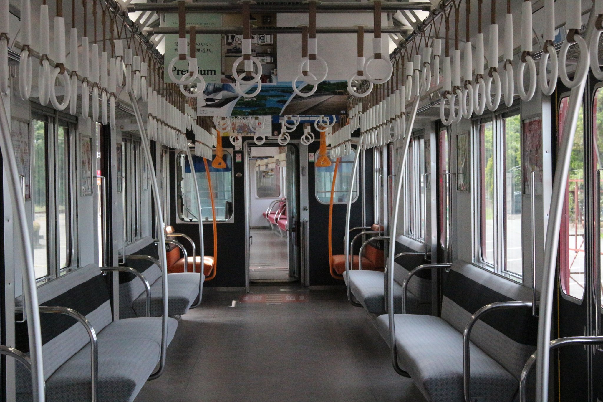 と近 No Twitter 本日撮影した車体 車内更新直後で昨日運用復帰したfc92の車内です まずは1969年製の2410系ク2592 この車両は極めて珍しい3回目の更新 C更新 W となり 黒内装化 ポールやつり革増設といった最近の基本メニューの更新を受けたようです